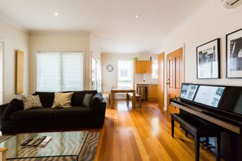 KIM 2BDR West Melbourne Apartment - Accommodation Search 2