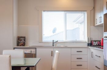 Spacious & Bright 4 Bedroom Home - Accommodation Search 2