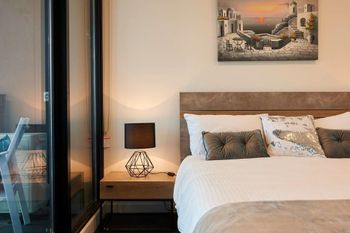 Stunning Harbour & City View Loft - Accommodation Search 4