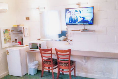 A & A Lodge Motel Emerald - Accommodation Search 6