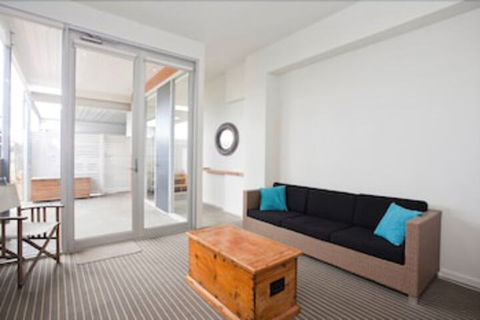 Four Kings Apartments - Accommodation Search 4
