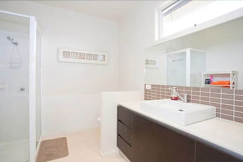 Four Kings Apartments - Accommodation Search 3
