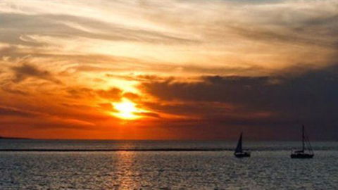 La Beach Restaurant - Accommodation Search 0
