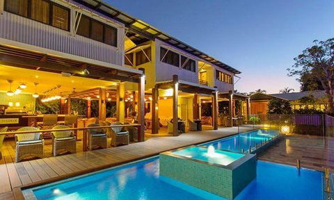 The Deck Poolside Bar & Restaurant - Accommodation Search 10
