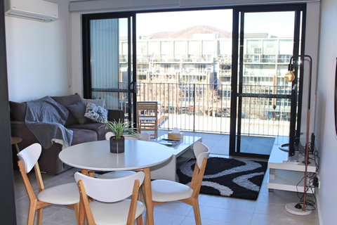 Stylish, Modern, Cute As A Button - Braddon CBD - Accommodation Search 5