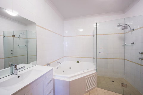 McCracken Country Club - Accommodation Search 30