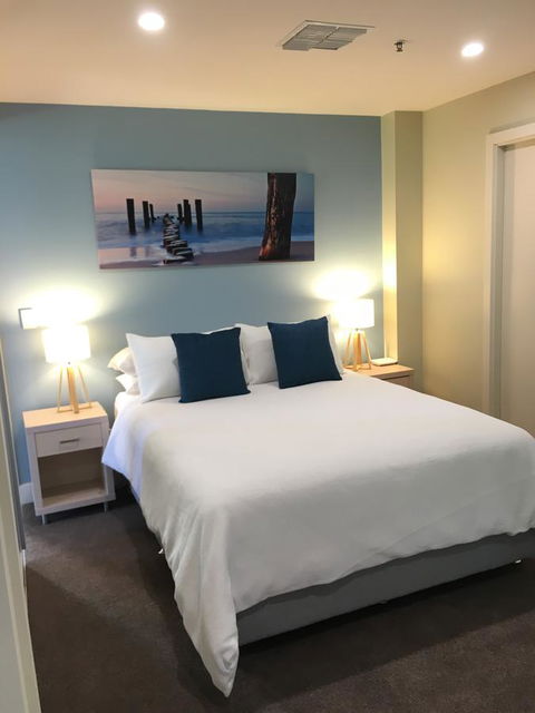 Beachside Luxury Apartments One & Two Bedroom In Beachfront Oaks Pier Building - Accommodation Search 23