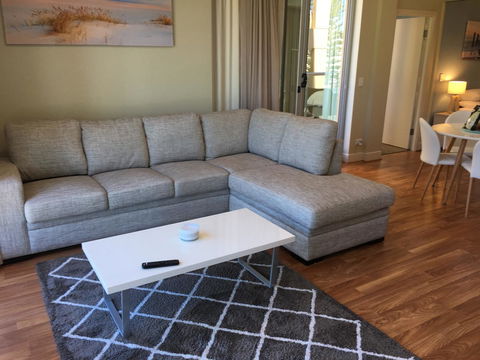 Beachside Luxury Apartments One & Two Bedroom In Beachfront Oaks Pier Building - Accommodation Search 20