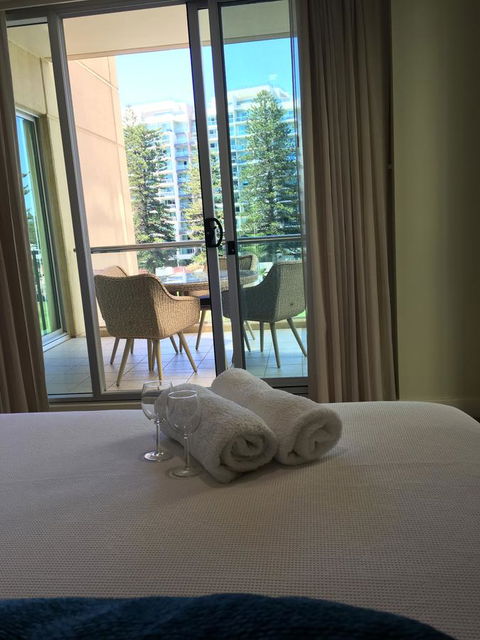 Beachside Luxury Apartments One & Two Bedroom In Beachfront Oaks Pier Building - Accommodation Search 24