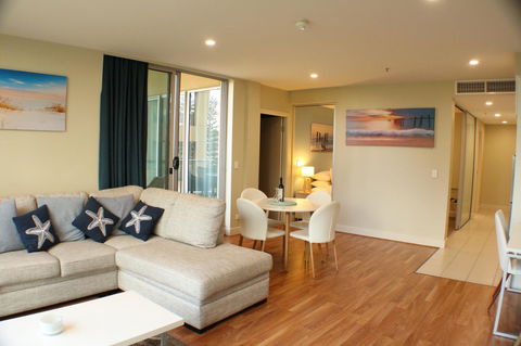 Beachside Luxury Apartments One & Two Bedroom In Beachfront Oaks Pier Building - Accommodation Search 4