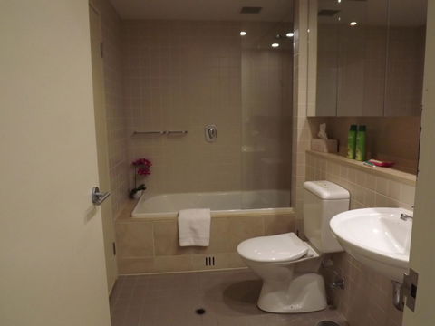 Beachside Luxury Apartments One & Two Bedroom In Beachfront Oaks Pier Building - Accommodation Search 1