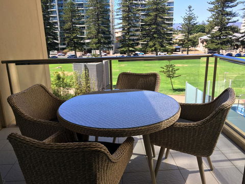 Beachside Luxury Apartments One & Two Bedroom In Beachfront Oaks Pier Building - Accommodation Search 25