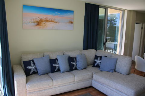 Beachside Luxury Apartments One & Two Bedroom In Beachfront Oaks Pier Building - Accommodation Search 14