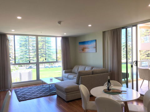 Beachside Luxury Apartments One & Two Bedroom In Beachfront Oaks Pier Building - Accommodation Search 3