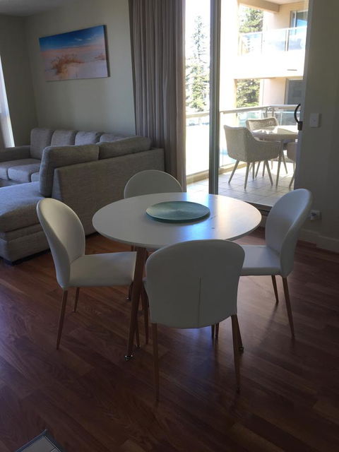 Beachside Luxury Apartments One & Two Bedroom In Beachfront Oaks Pier Building - Accommodation Search 18