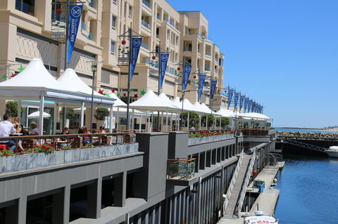 Beachside Luxury Apartments One & Two Bedroom In Beachfront Oaks Pier Building - Accommodation Search 13