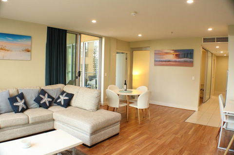 Beachside Luxury Apartments One & Two Bedroom In Beachfront Oaks Pier Building - Accommodation Search 5