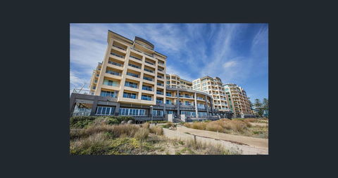 Beachside Luxury Apartments One & Two Bedroom In Beachfront Oaks Pier Building - Accommodation Search 2