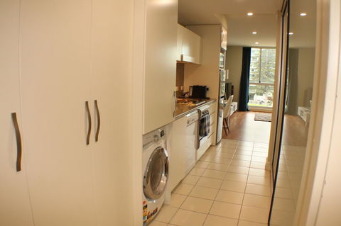 Beachside Luxury Apartments One & Two Bedroom In Beachfront Oaks Pier Building - Accommodation Search 7
