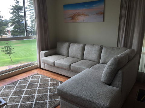 Beachside Luxury Apartments One & Two Bedroom In Beachfront Oaks Pier Building - Accommodation Search 16