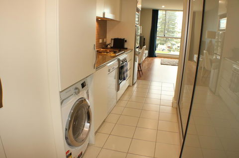 Beachside Luxury Apartments One & Two Bedroom In Beachfront Oaks Pier Building - Accommodation Search 6