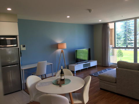 Beachside Luxury Apartments One & Two Bedroom In Beachfront Oaks Pier Building - Accommodation Search 19