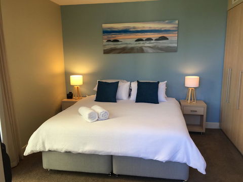 Beachside Luxury Apartments One & Two Bedroom In Beachfront Oaks Pier Building - Accommodation Search 22
