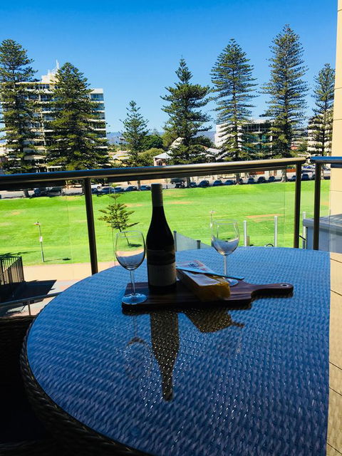 Beachside Luxury Apartments One & Two Bedroom In Beachfront Oaks Pier Building - Accommodation Search 26