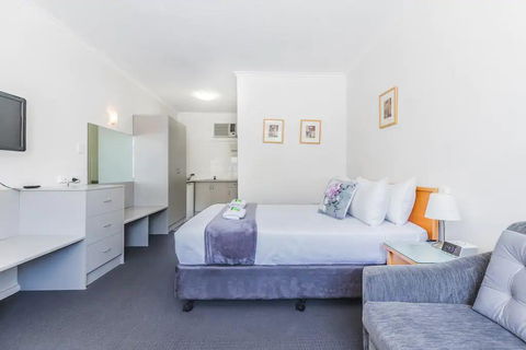 Hi 5 Glenelg Studio Apartment - Accommodation Search 2