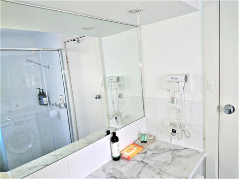 Hi 5 Glenelg Studio Apartment - Accommodation Search 6