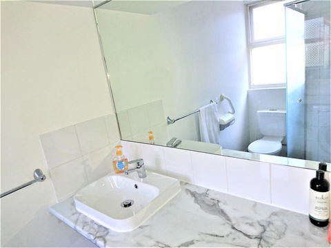 Hi 5 Glenelg Studio Apartment - Accommodation Search 9