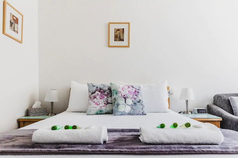 Hi 5 Glenelg Studio Apartment - Accommodation Search 1