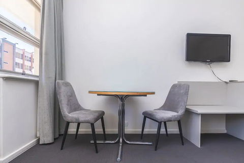 Hi 5 Glenelg Studio Apartment - Accommodation Search 4