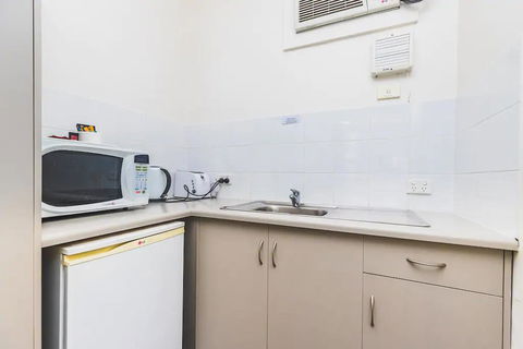 Hi 5 Glenelg Studio Apartment - Accommodation Search 7