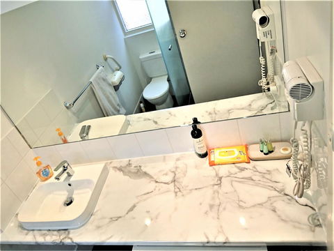 Hi 5 Glenelg Studio Apartment - Accommodation Search 5