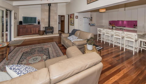 The Tudor House - Accommodation Search 5