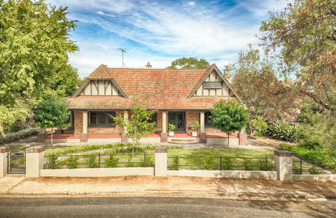 The Tudor House - Accommodation Search 0