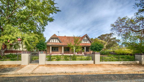 The Tudor House - Accommodation Search 21