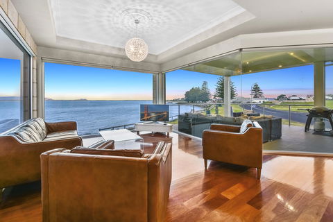 Aloha Waterfront Properties - Accommodation Search 4