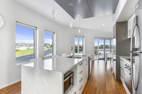 Aloha Waterfront Properties - Accommodation Search 15