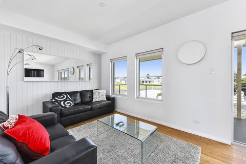 Aloha Waterfront Properties - Accommodation Search 17
