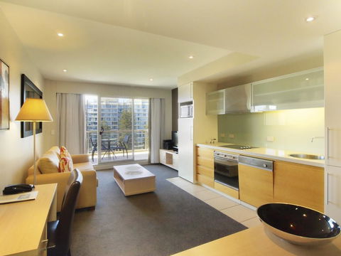 Oaks Glenelg Plaza Pier Suites - Accommodation Search 6