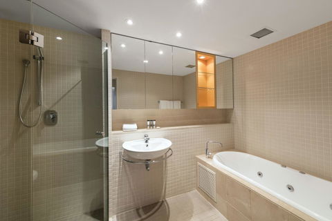 Oaks Glenelg Plaza Pier Suites - Accommodation Search 3