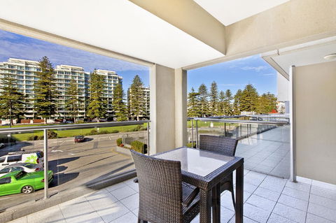 Glenelg Seaside Apartment - Accommodation Search 11