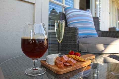 Smugglers Inn Studio Apartments - Accommodation Search 2