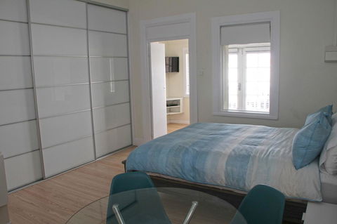 Smugglers Inn Studio Apartments - Accommodation Search 6