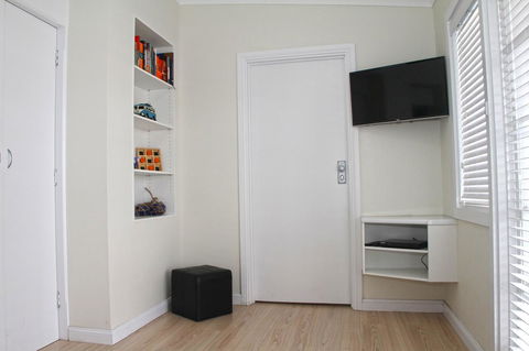 Smugglers Inn Studio Apartments - Accommodation Search 7