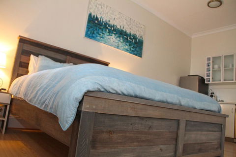 Smugglers Inn Studio Apartments - Accommodation Search 9
