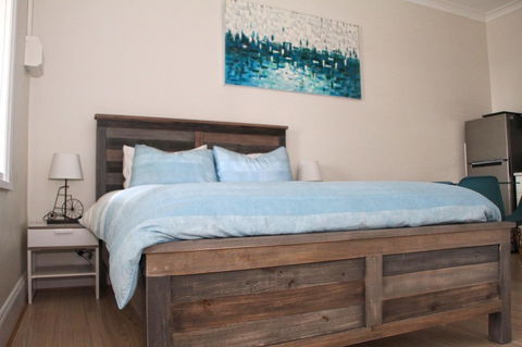 Smugglers Inn Studio Apartments - Accommodation Search 0