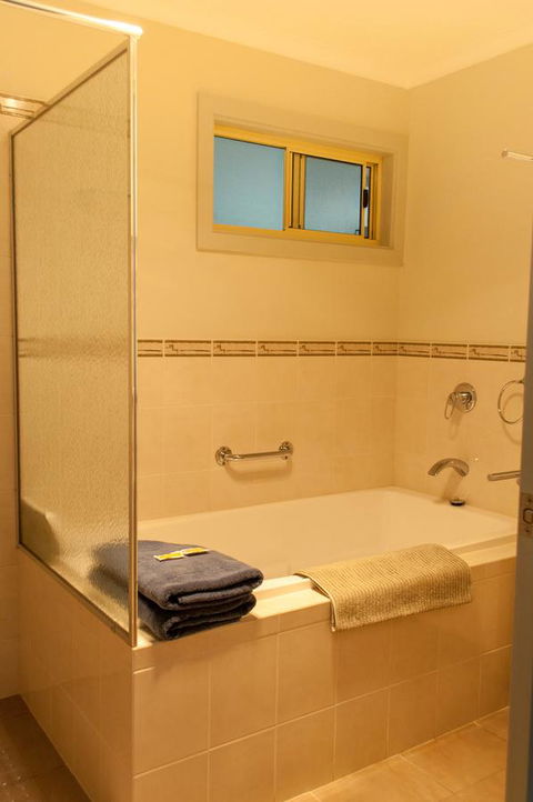 Admirals Inn - Accommodation Search 20